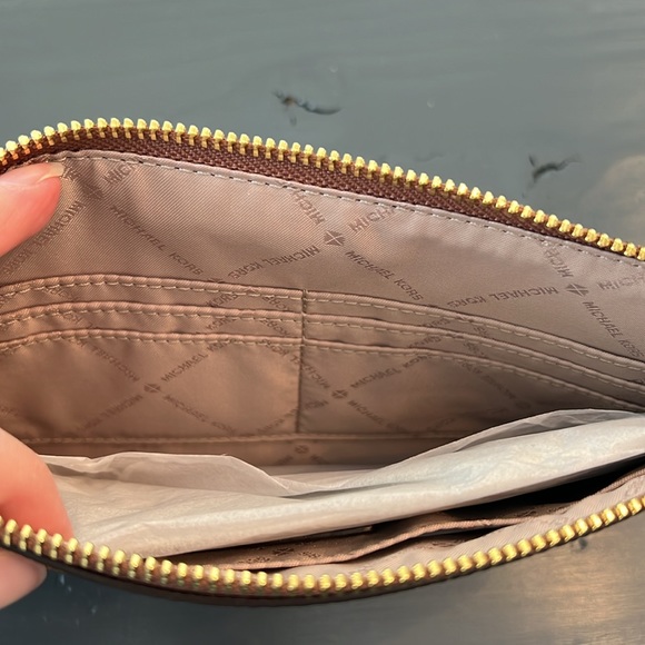 NWT Michael Kors Zip Clutch Wristlet - Picture 8 of 13